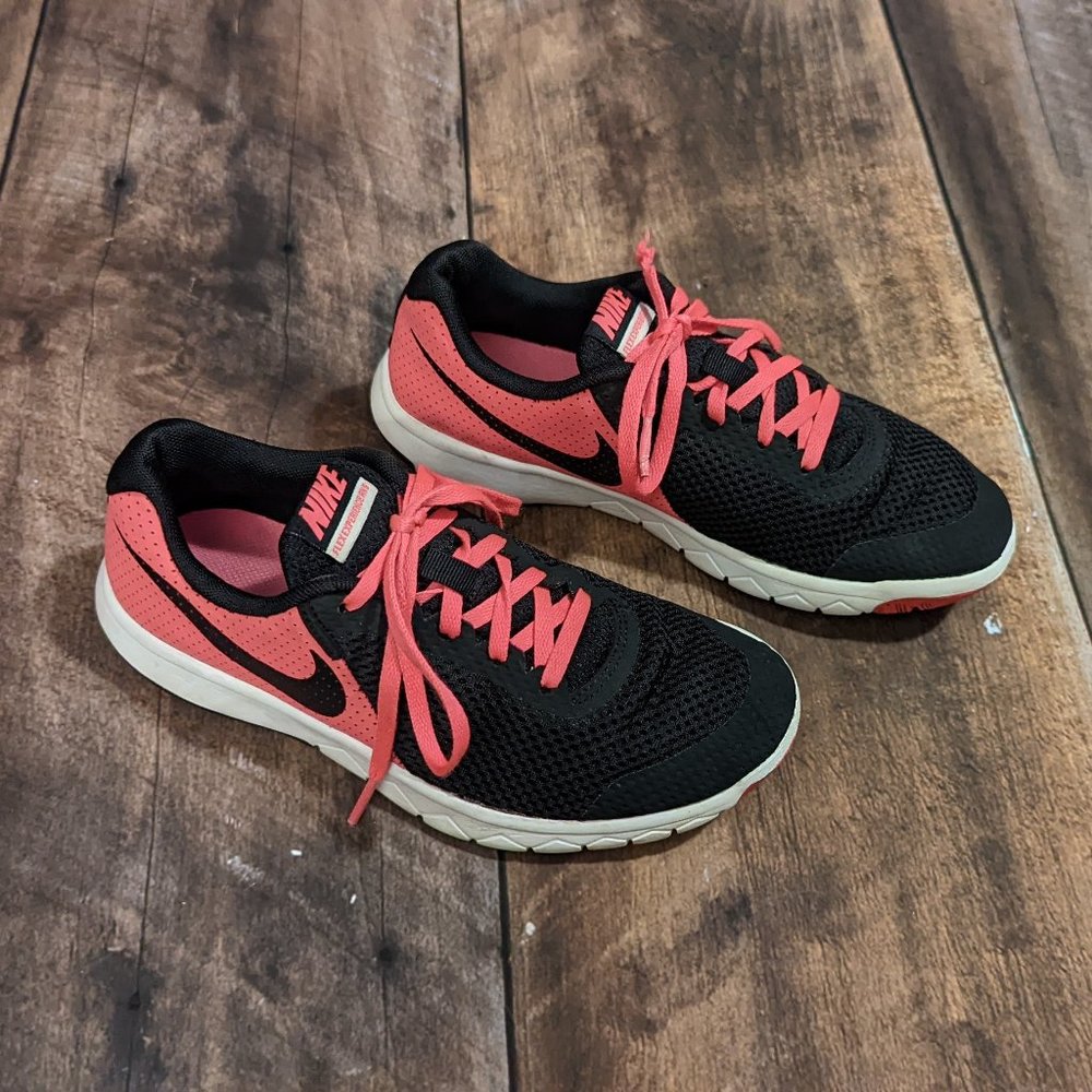 Girls Nike Sneakers, black and pink, size 4